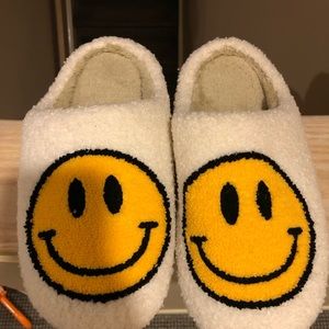 Never worn fuzzy happy face slippers size 41-42 (9.5 US)